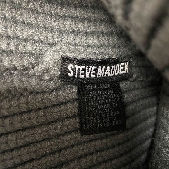 Steve Madden knit beanie with cuff and charm logo grey - Picture 5 of 6